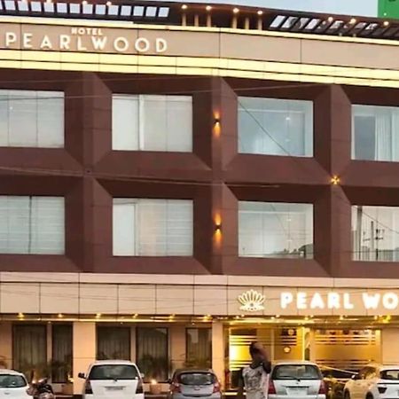 Hotel Pearl Wood Zirakpur Екстериор снимка