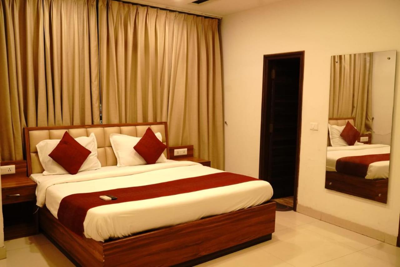 Hotel Pearl Wood Zirakpur Екстериор снимка