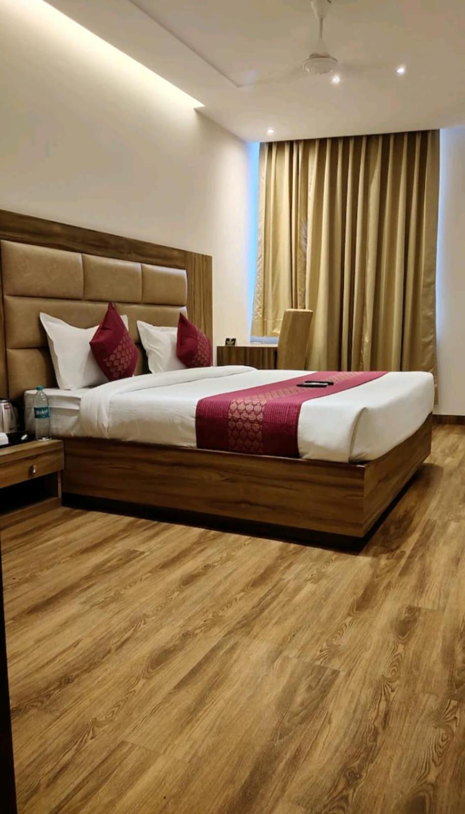 Hotel Pearl Wood Zirakpur Екстериор снимка