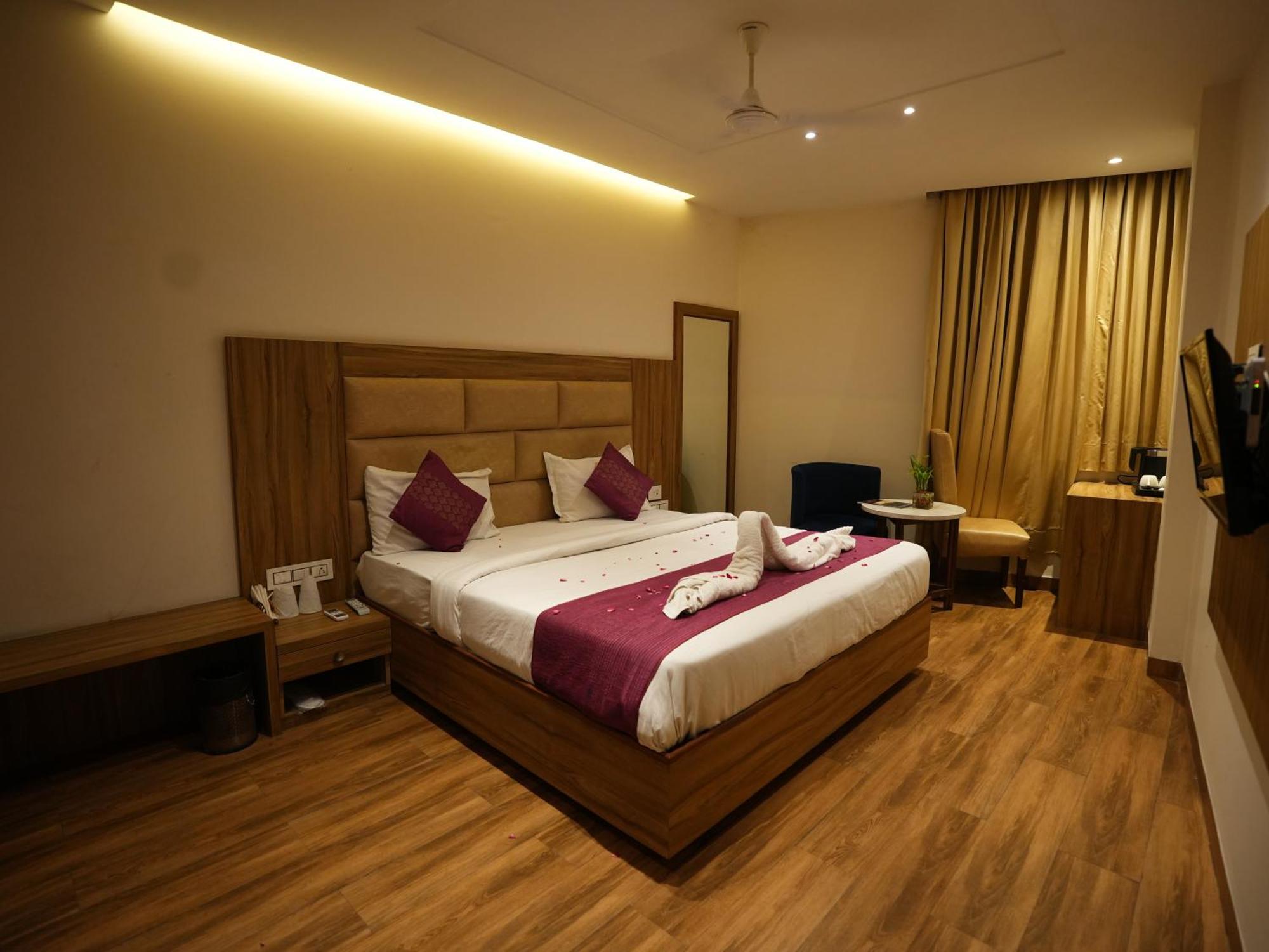 Hotel Pearl Wood Zirakpur Екстериор снимка
